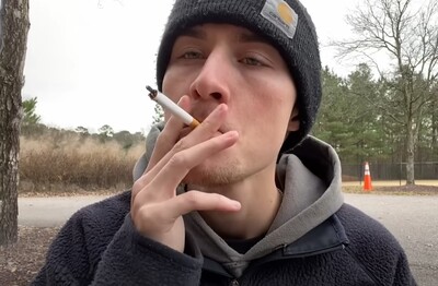 Лечение зависимости от табакокурения в Михайловке Мужчина с сигаретой делает затяжку